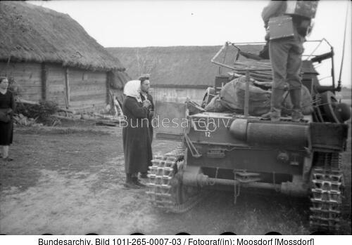 Russland, Befehlspanzer 1 in Dorf