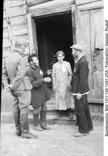 Russland, Mogilew, Juden vor Holzhaus, Soldat
