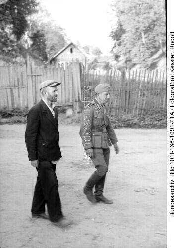 Russland, Mogilew, Jude und Soldat auf Dorfstraße