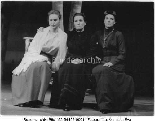 Berlin, Inge Keller in "Drei Schwestern"