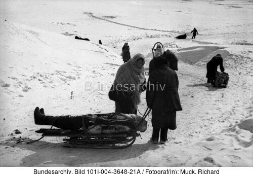 Russland, Cholm, Frauen mit Toten auf Schlitten