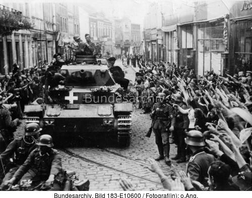 Graudenz, jubelnde Menschen neben Panzer IV
