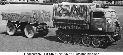 Raupenschlepper-Ost mit Anhänger