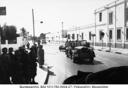 Nordafrika, motorisierte Truppen in Ortschaft