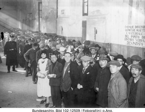 Italien, Arbeitslose vor Fabrik