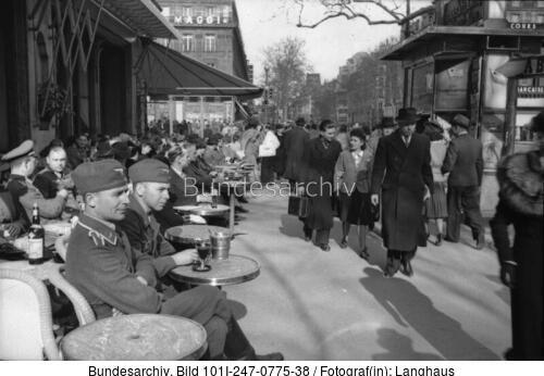 Paris, Deutsche Soldaten vor Café