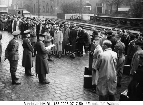 Berlin, Rekruten beim Namensaufruf auf Bahnhof