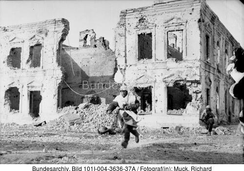 Russland, Kessel von Cholm, Soldaten vor Hausruine