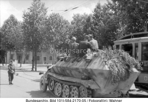 Frankreich, Schützenpanzer in einer Stadt