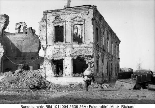 Russland, Cholm, Stosstrupp passiert freie Fläche