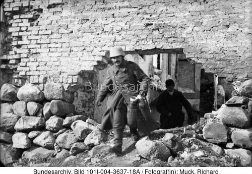 Russland, Cholm, Gefreiter passiert Ruine