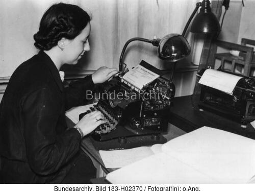 Sekretärin an Schreibmaschine