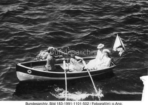 Russische Zarenfamilie bei Bootsausflug