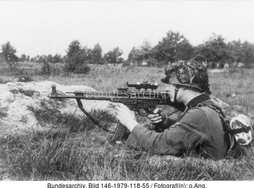 Infanterist mit Sturmgewehr 44