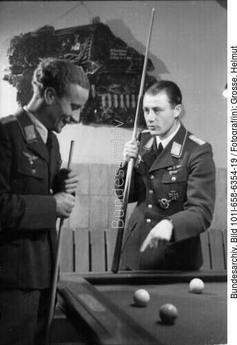 Reichsgebiet, Piloten beim Billiardspielen
