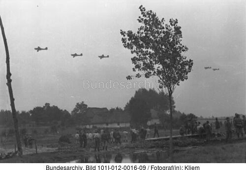 Polen, Flugzeuge über einer Ortschaft