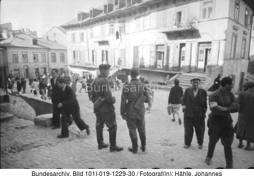 Polen, zwei Soldaten bei Stadtbummel