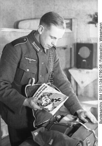 Polen, Soldat mit Lektüre