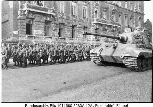 Budapest, marschierende Pfeilkreuzler und Panzer VI