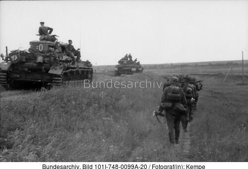 Russland, Infanterie und Panzer IV