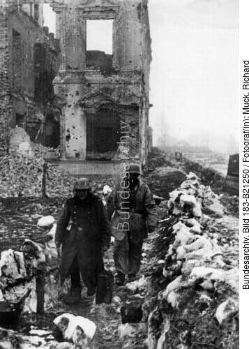 Russland, Cholm, Soldaten vor Hausruinen