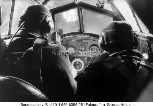 Reichsgebiet, Piloten im Cockpit eines Flugzeugs