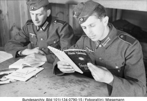Polen, Soldaten beim Lesen