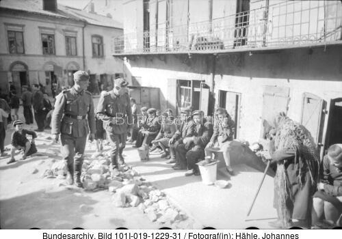 Polen, zwei Soldaten bei Stadtbummel