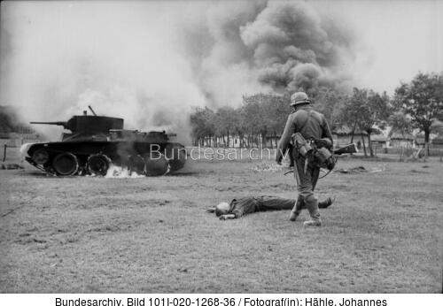 Russland-Süd, russischer Gefallener, Panzer BT 7