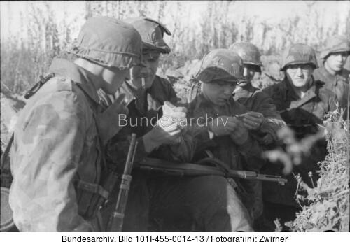 Russland, rauchende Soldaten