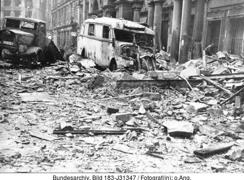 Berlin, Ruinen und zerstörte Autos