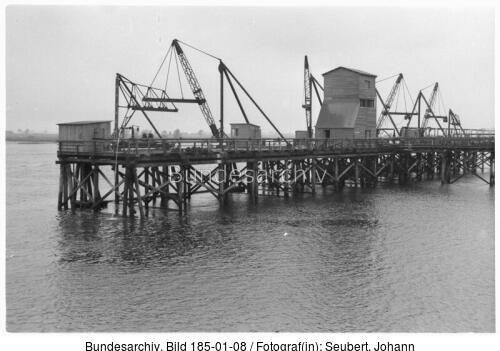 Bremen, U-Bootbunker "Valentin", Pier mit Kränen