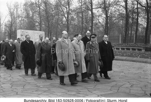 Berlin, Kranzniederlegung am sowjetischen Ehrenmal