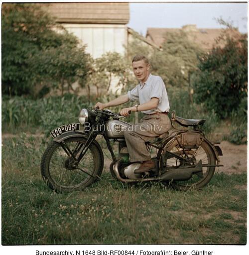 Schildow-Mönchmühle, Manfred Beier auf Motorrad