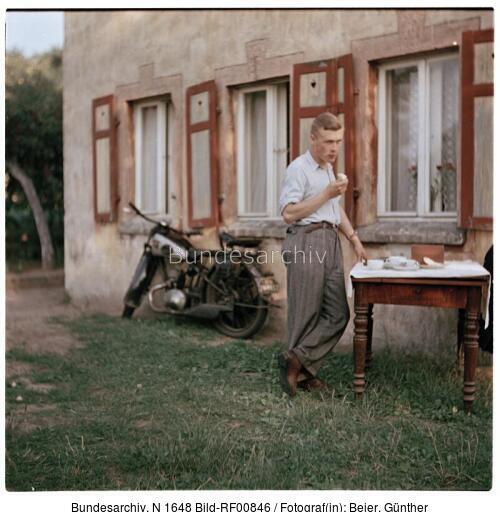 Schildow-Mönchmühle, Manfred Beier neben Motorrad