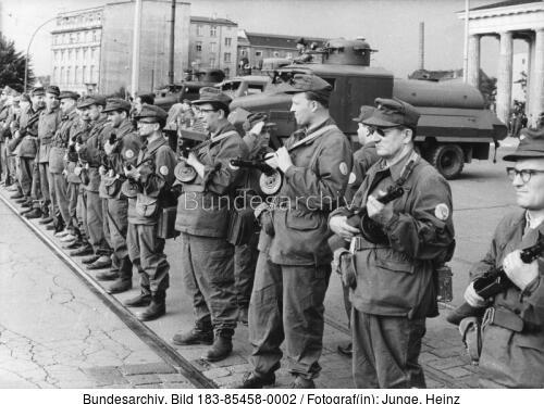 Berlin, Mauerbau, Brandenburger Tor, Kampfgruppen