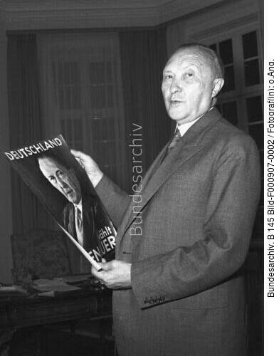 Bundeskanzler Adenauer mit Wahlplakat