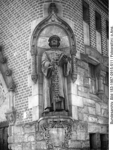 Berlin, Zwingli-Kirche, Bronzefigur