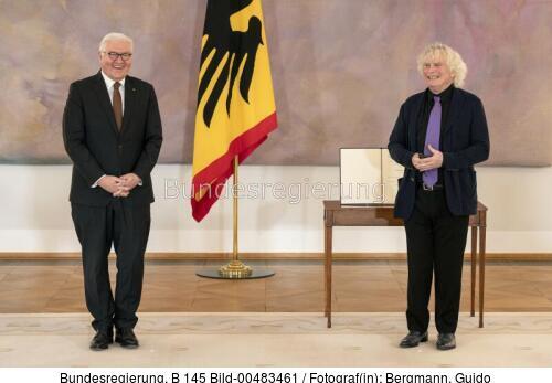 Bundespräsident Frank-Walter Steinmeier: Verleihung des Großen Verdienstkreuzes an Simon Rattle 2022