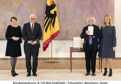 Bundespräsident Frank-Walter Steinmeier: Verleihung des Großen Verdienstkreuzes an Simon Rattle 2022
