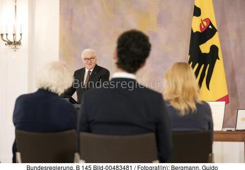 Bundespräsident Frank-Walter Steinmeier: Verleihung des Großen Verdienstkreuzes an Simon Rattle 2022