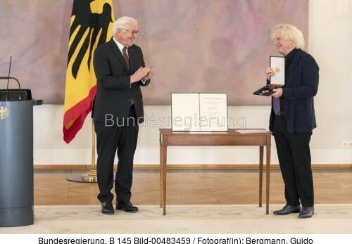Bundespräsident Frank-Walter Steinmeier: Verleihung des Großen Verdienstkreuzes an Simon Rattle 2022
