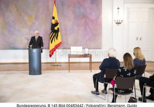 Bundespräsident Frank-Walter Steinmeier: Verleihung des Großen Verdienstkreuzes an Simon Rattle 2022