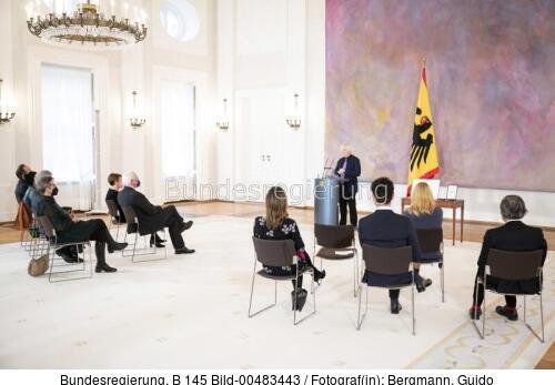 Bundespräsident Frank-Walter Steinmeier: Verleihung des Großen Verdienstkreuzes an Simon Rattle 2022