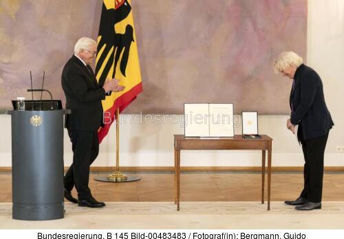 Bundespräsident Frank-Walter Steinmeier: Verleihung des Großen Verdienstkreuzes an Simon Rattle 2022
