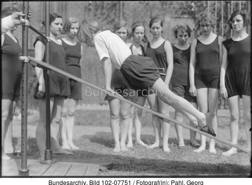 Berlin, Studentinnen beim Turnen