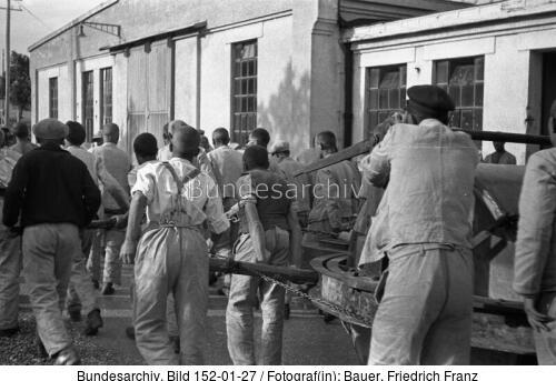 KZ Dachau, Häftlinge bei Zwangsarbeit