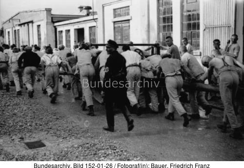 KZ Dachau, Häftlinge bei Zwangsarbeit