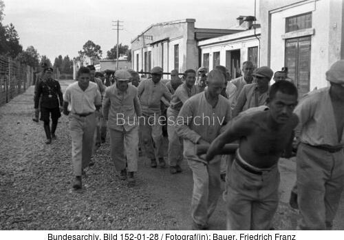 KZ Dachau, Häftlinge bei Zwangsarbeit