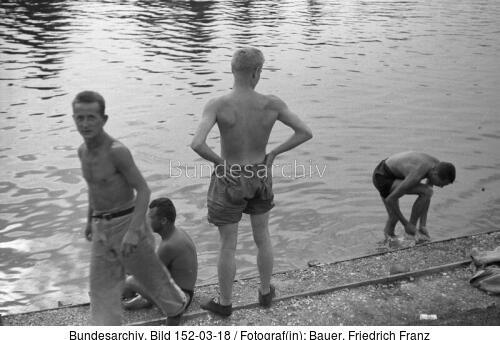 KZ Dachau, Häftlinge beim Baden